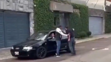 Conductor intenta agredir a un padre frente a su hija