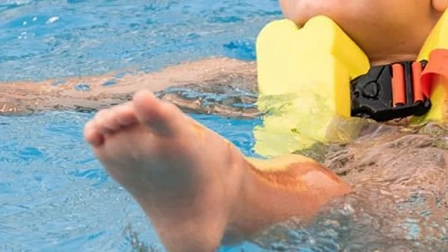 Imagen referencial de un niño en una piscina.