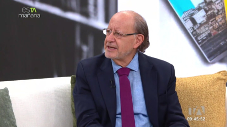 El escritor, Jaime Marchán Romero, nos explicó  citas de algunos de sus textos y nos invitó a dar el paso necesario hacia la lectura crítica.