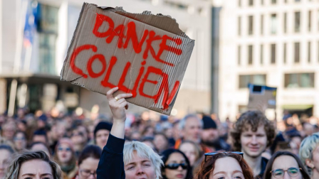 Una participante en la manifestación de apoyo a la actriz sostiene un cartel con el lema "Gracias, Collien", el 22 de marzo en Berlín.
