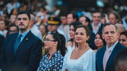 Aquiles Alvarez junto a Marcela Aguiñaga y Carlos Serrano en la sesión solemne por la independencia de Guayaquil, el 9 de octubre de 2024.