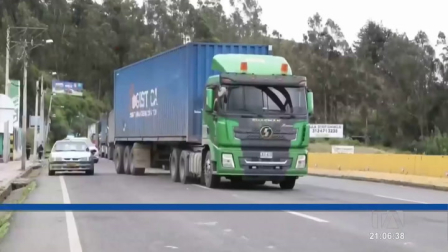 La decisión del gobierno colombiano surge como respuesta inmediata a la tasa de seguridad impuesta por Ecuador, agravando la crisis comercial. Un reportaje de Karen Haro