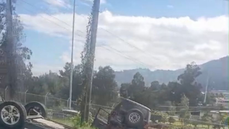 Autos involucrados en el accidente de tránsito, vía al Valle de los Chillos.