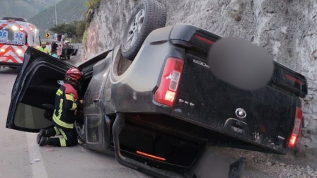 Auto involucrado en siniestro de tránsito en Guayllabamba.