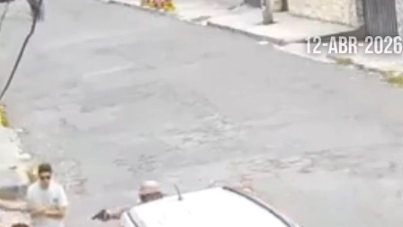 Víctima escapando de asaltantes.