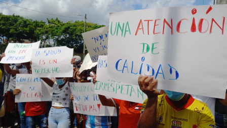 Imagen de protestas de usuarios del hospital Teodoro Maldonado Carbo, exempleados y pacientes catastróficos en 2023, quienes demandaban atención de calidad.