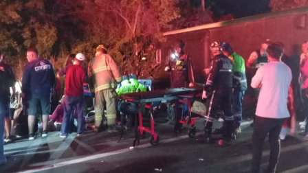 Equipos de socorro acuden a la ruta del Spondylus, en Santa Elena, para atender a las víctimas de un siniestro de tránsito este 12 de abril de 2026.