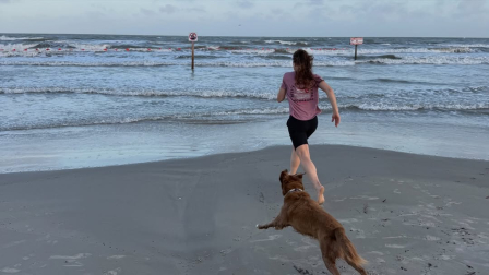 La astronauta Christina Koch compartió un emotivo video de cómo fue el reencuentro con su mascota al regresar el espacio.