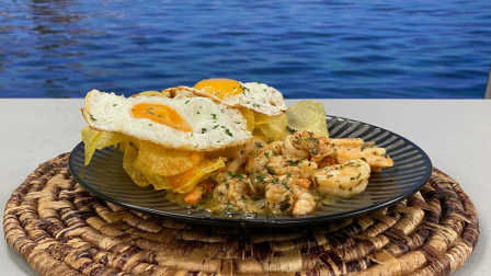 Este lunes 13 de abril del 2026 preparamos camarones con papas y huevo frito, junto al chef Felipe Campana.