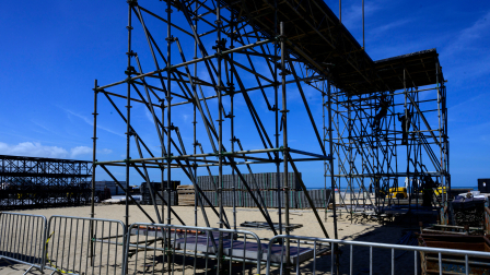 El escenario para el concierto de Shakira ya se instala en la playa de Copacabana.