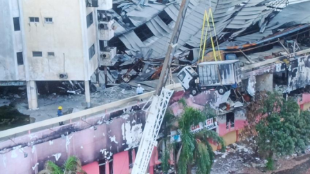 Toma panorámica del edificio Multicomercio tras el incendio del 19 de febrero de 2026.