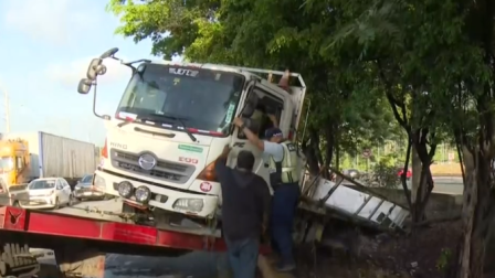 Un camión con 10 000 libras de camarón se volcó en la vía a la Costa, este martes 14 de abril de 2026.