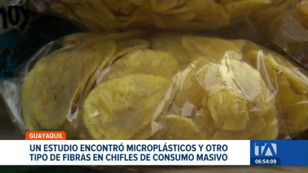 Una investigación académica detectó fibras plásticas en uno de los snacks más populares del país. Expertos solicitan a las autoridades  control sanitario. Un reportaje de Jazmín Solís