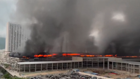 El incidente ocurre en una de las principales instalaciones de la compañía, mientras autoridades investigan las causas del incendio.