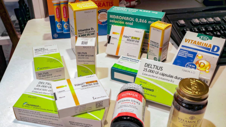 Muestras de fármacos con vitamina D en una farmacia.