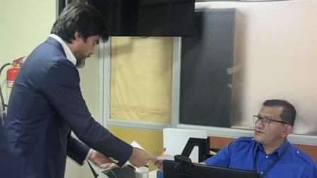 El aspirante a la Fiscalía General del Estado, José de la Gasca, ingresa un oficio en las oficinas del Consejo de Participación Ciudadana y Control Social, en Guayaquil.