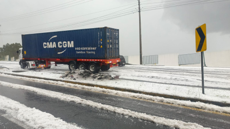 Una fuerte lluvia y granizada cayó en Quito la tarde de este martes 14 de abril de 2026.