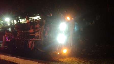 Un camión con carga de camarón se volcó en el km. 13,5 de la vía a la Costa, en Guayaquil.