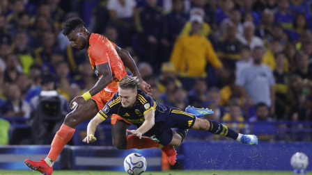 Santiago Ascacibar (d) de Boca disputa el balón con Gustavo Vallecilla de Barcelona este martes, en un partido de la fase de grupos de la Copa Libertadores entre Boca Juniors y Barcelona SC en el estadio La Bombonera en Buenos Aires (Argentina). EFE/ Juan Ignacio Roncoroni