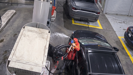 Despachador enfrenta a asaltante con combustible en Quito