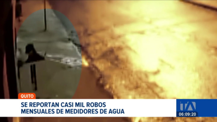 La búsqueda de cobre motiva a los delincuentes a robar los medidores de agua en Quito. La Epmaps empezó a instalar medidores de plástico. Un reportaje de Brigette Mancheno