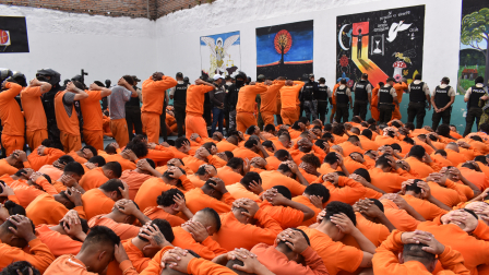 Con la ayuda de Policía y FF.AA. fueron trasladados 300 presos a la cárcel de Turi, en Cuenca.