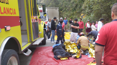 Un bus de pasajeros se volcó y se incendió en la vía Cuenca - Molleturo.