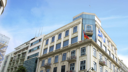 Fachada del edificio de la Prefectura del Guayas.