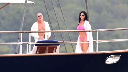 Jeff Bezos y Lauren Sánchez fueron captados de vacaciones en las Islas Galápagos.