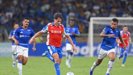 Matheus Henrique (d) de Cruzeiro disputa el balón con Clemente Montes de Católica este miércoles, en un partido de la fase de grupos de la Copa Libertadores entre Cruzeiro y Universidad Católica en el estadio Mineirão en Belo Horizonte (Brasil). EFE/ João Guilherme