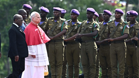El Papa León XIV fue recibido por las autoridades a su llegada al Aeropuerto Internacional de Yaundé-Nsimalen, en Yaundé, Camerún