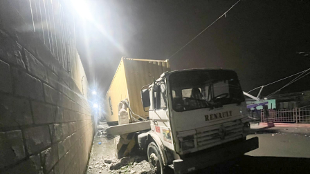 Un vehículo de carga pesada se impactó contra un poste y dejó sin luz a varios sectores de Guayaquil