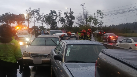 Siete vehículos chocaron en la avenida Simón Bolívar, en el sector de Guápulo.