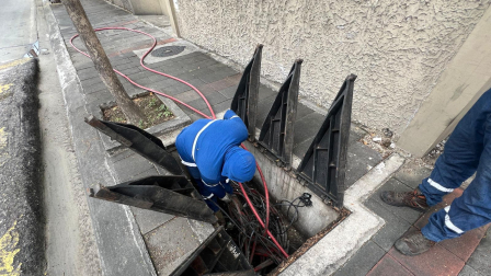 Personal de CNEL repara fallas en cableado subterráneo en el sector de Los Ceibos, oeste de Guayaquil.