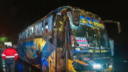 Un bus resultó afectado por el deslizamiento de lodo y rocas