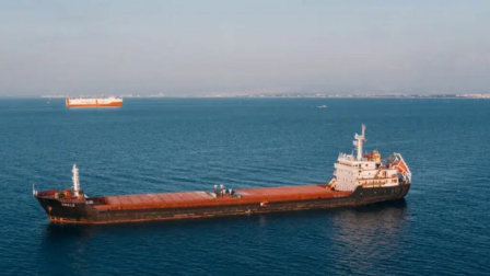 Un buque petrolero navega en el estrecho de Ormuz.