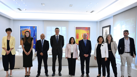 El presidente Pedro Sánchez con personas migrantes regularizadas en procesos anteriores y organizaciones que trabajan en este ámbito.