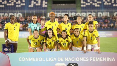Jugadoras de Ecuador previo a un partido de la Liga de Naciones Femenina entre Paraguay y Ecuador en el estadio Defensores del Chaco en Asunción