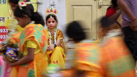 Niñas indias vestidas como la diosa Durga.