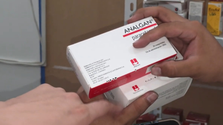 Agentes de Arcsa y de la Unidad de Delitos Aduaneros de la Policía decomisaron más de 300 medicamentos falsificados y caducados en una farmacia de Flor de Bastión, noroeste de Guayaquil, este 17 de abril de 2026.