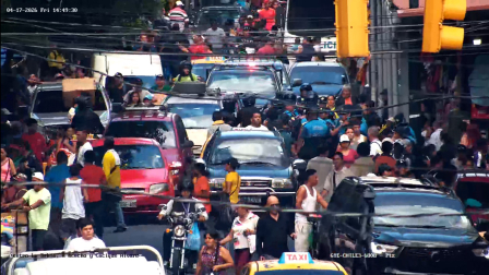 Varias personas agreden a agentes de control municipal durante un operativo en la Bahía de Guayaquil, este 17 de abril de 2026.