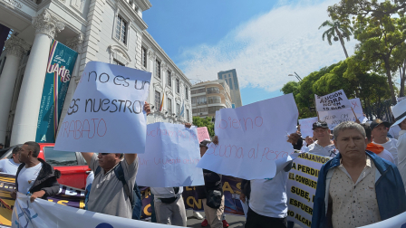 Pescadores del perfil costero realizaron un plantón, en Guayaquil, en protesta al alza del combustible.Fotos: César Muñoz/API