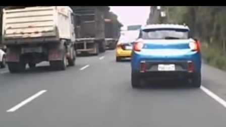 Un conductor fue captado realizando acciones de alto riesgo en la av. Simón Bolívar, una de las principales vías de la ciudad.