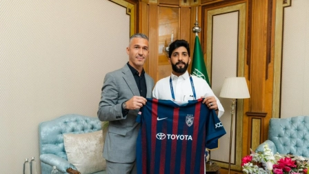 El director ejecutivo de JDT, Luis García, entrega hoy una camiseta de JDT al equipo médico en Jeddah.