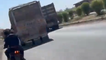 3 chicos estaban haciendo acrobacias en moto, con una pistola en la mano, sus dos amigos en otra moto grabando el video, y al instante siguiente chocaron contra un tráiler... 3 hermanos murieron