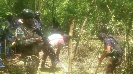 Militares hallaron dos fosas con cuerposo en estado de descomposición en Esmeraldas.