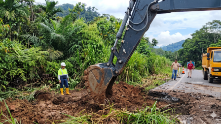 La vía Alóag Santo Domingo permanece cerrada al tránsito vehicular por trabajos de reparación.