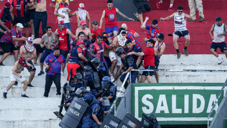 Fotografía cedida por Derlis Martínez que muestra a aficionados de Cerro Porteño enfrentándose con la Policía de Paraguay durante el juego entre Olimpia y Cerro Porteño, en el estadio Defensores del Chaco, en Asunción (Paraguay).