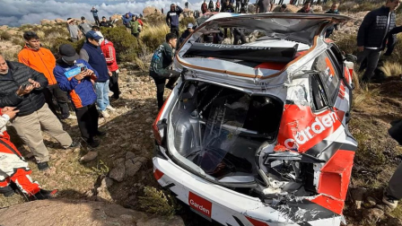 Así quedó el auto tras el fuerte golpe contra las piedras en Mina Clavero