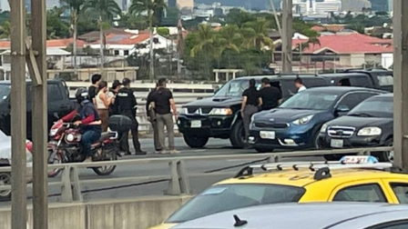 Momento del procedimiento policial en el puente de la Unidad Nacional, donde este 20 de abril de 2026 asesinaron a un funcionaria de Durán.
